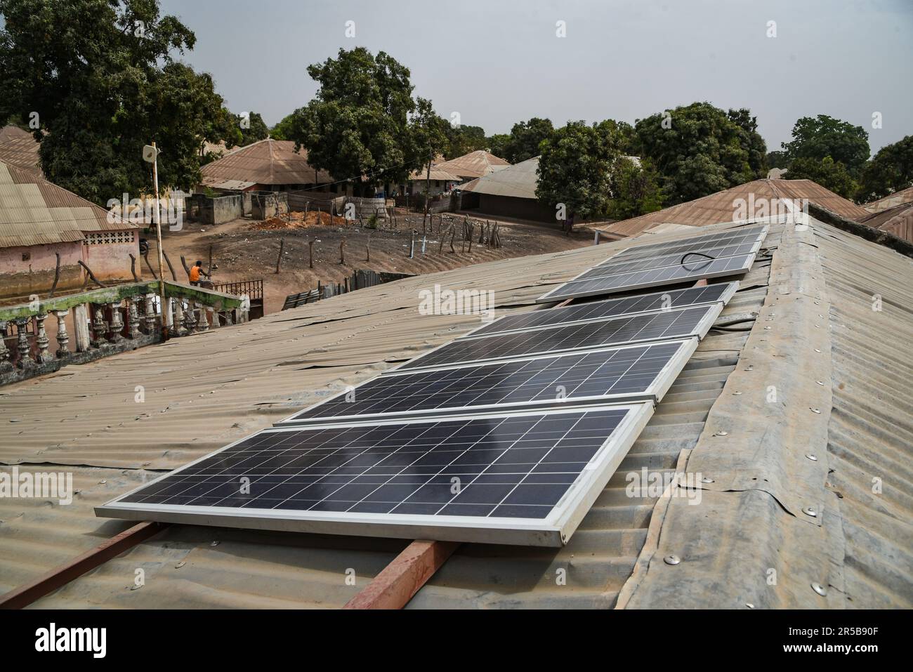 Nicolas Remene / le Pictorium - energia solare e sviluppo rurale nella regione del Gabu - 14/03/2017 - Guinea-Bissau / Gabu / Gabu - Gabu, nei locali della ONG ADIC Nafaia. Dopo aver utilizzato un gran numero di generatori, molto rumorosi e costosi da riparare, mantenere e alimentare (circa 150.000 franchi CFA/mese), la ONG ADIC ha deciso di passare all-Solar. Sistema solare domestico (SHS): Un sistema solare domestico di energia. Foto Stock