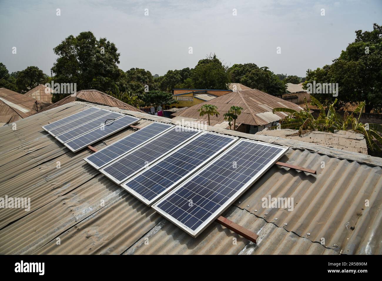 Nicolas Remene / le Pictorium - energia solare e sviluppo rurale nella regione del Gabu - 14/03/2017 - Guinea-Bissau / Gabu / Gabu - Gabu, nei locali della ONG ADIC Nafaia. Dopo aver utilizzato un gran numero di generatori, molto rumorosi e costosi da riparare, mantenere e alimentare (circa 150.000 franchi CFA/mese), la ONG ADIC ha deciso di passare all-Solar. Sistema solare domestico (SHS): Un sistema solare domestico di energia. Foto Stock