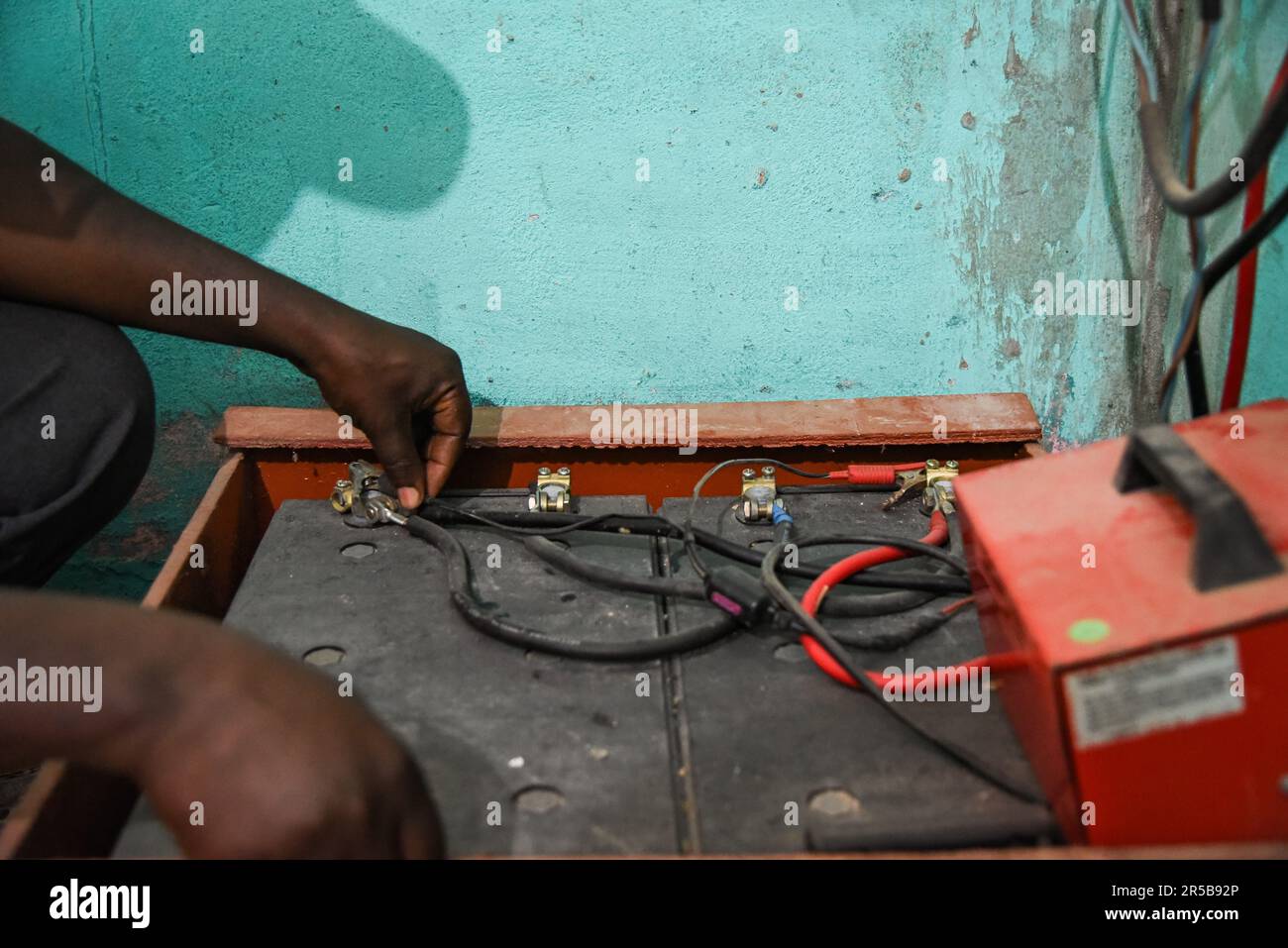 Nicolas Remene / le Pictorium - energia solare e sviluppo rurale nella regione del Gabu - 14/03/2017 - Guinea-Bissau / Gabu / Gabu - Gabu, nei locali della ONG ADIC Nafaia. Dopo aver utilizzato un gran numero di generatori, molto rumorosi e costosi da riparare, mantenere e alimentare (circa 150.000 franchi CFA/mese), la ONG ADIC ha deciso di passare all-Solar. Sistema solare domestico (SHS): Un sistema solare domestico di energia. Foto Stock