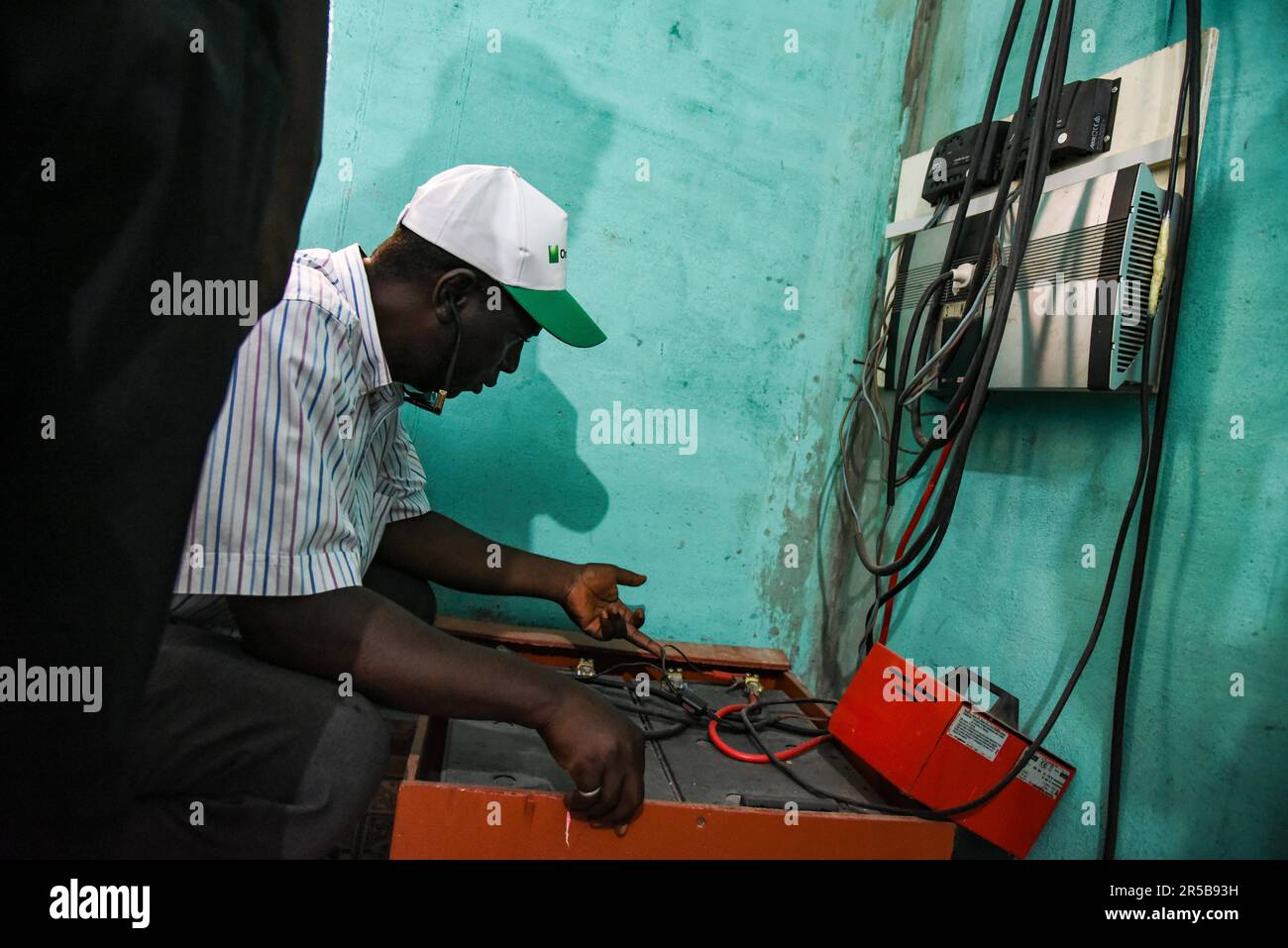 Nicolas Remene / le Pictorium - energia solare e sviluppo rurale nella regione del Gabu - 14/03/2017 - Guinea-Bissau / Gabu / Gabu - Gabu, nei locali della ONG ADIC Nafaia. Dopo aver utilizzato un gran numero di generatori, molto rumorosi e costosi da riparare, mantenere e alimentare (circa 150.000 franchi CFA/mese), la ONG ADIC ha deciso di passare all-Solar. Sistema solare domestico (SHS): Un sistema solare domestico di energia. Foto Stock