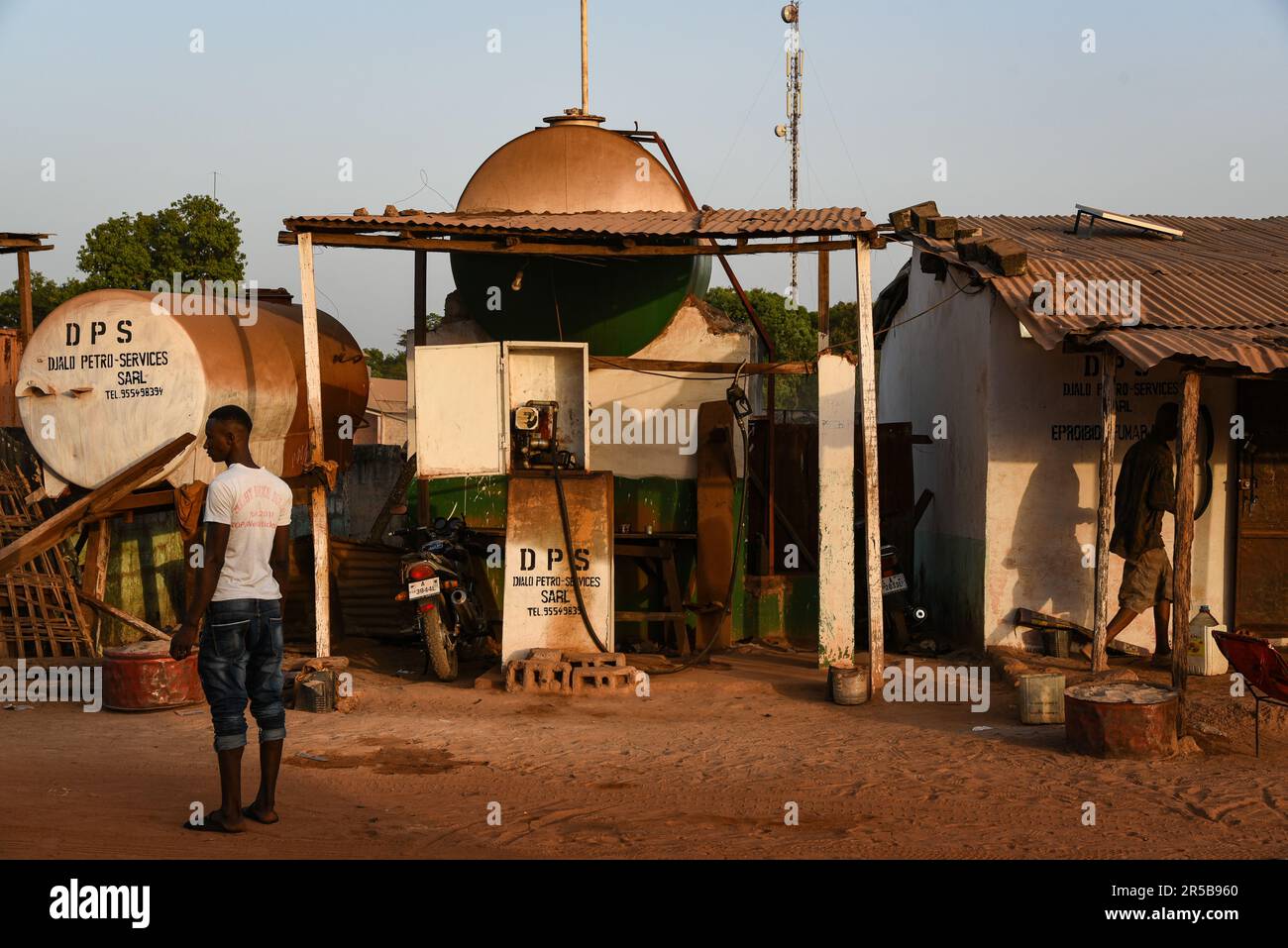 Nicolas Remene / le Pictorium - energia solare e sviluppo rurale nella regione del Gabu - 16/03/2017 - Guinea-Bissau / Gabu / Gabu - Gabu, Djalo Petro Serives (DPS) stazione di servizio, i cui locali e la pompa di benzina sono alimentati da un SHS. Sistema solare domestico (SHS): Sistema solare domestico di energia. Foto Stock