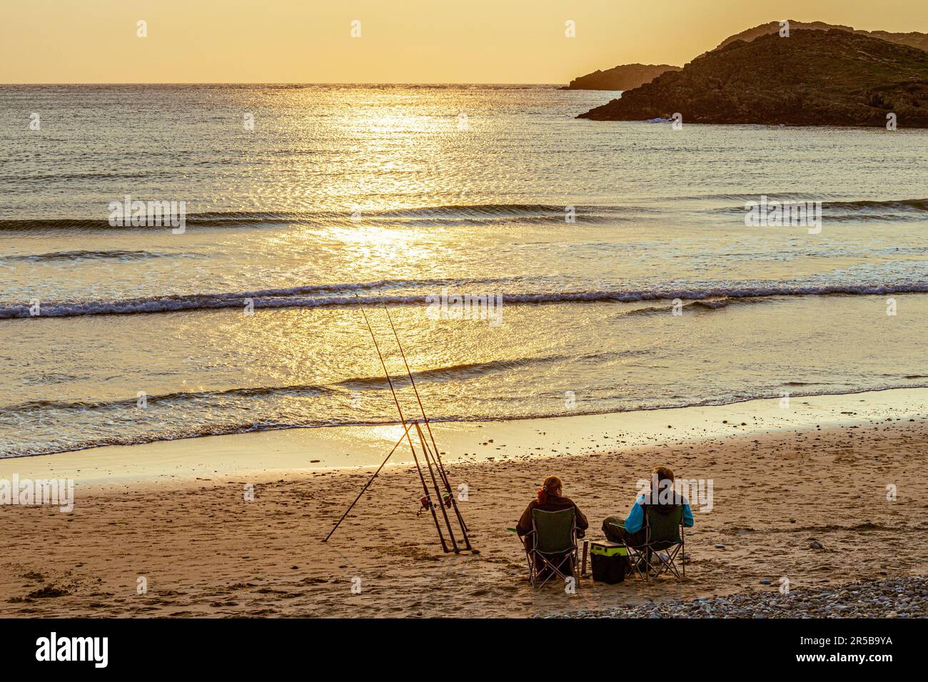 I pescatori di mare si preparano al tramonto a Whitesands Bay, una spiaggia con bandiera blu sulla penisola di St David nel Pembrokeshire Coast National Park, Galles Foto Stock