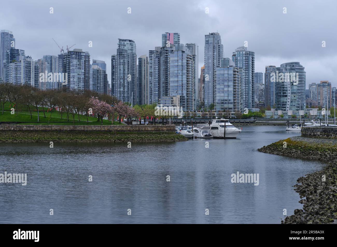 Vista sul False Creek fino a Yaletown, Vancouver, British Columbia, Canada Foto Stock