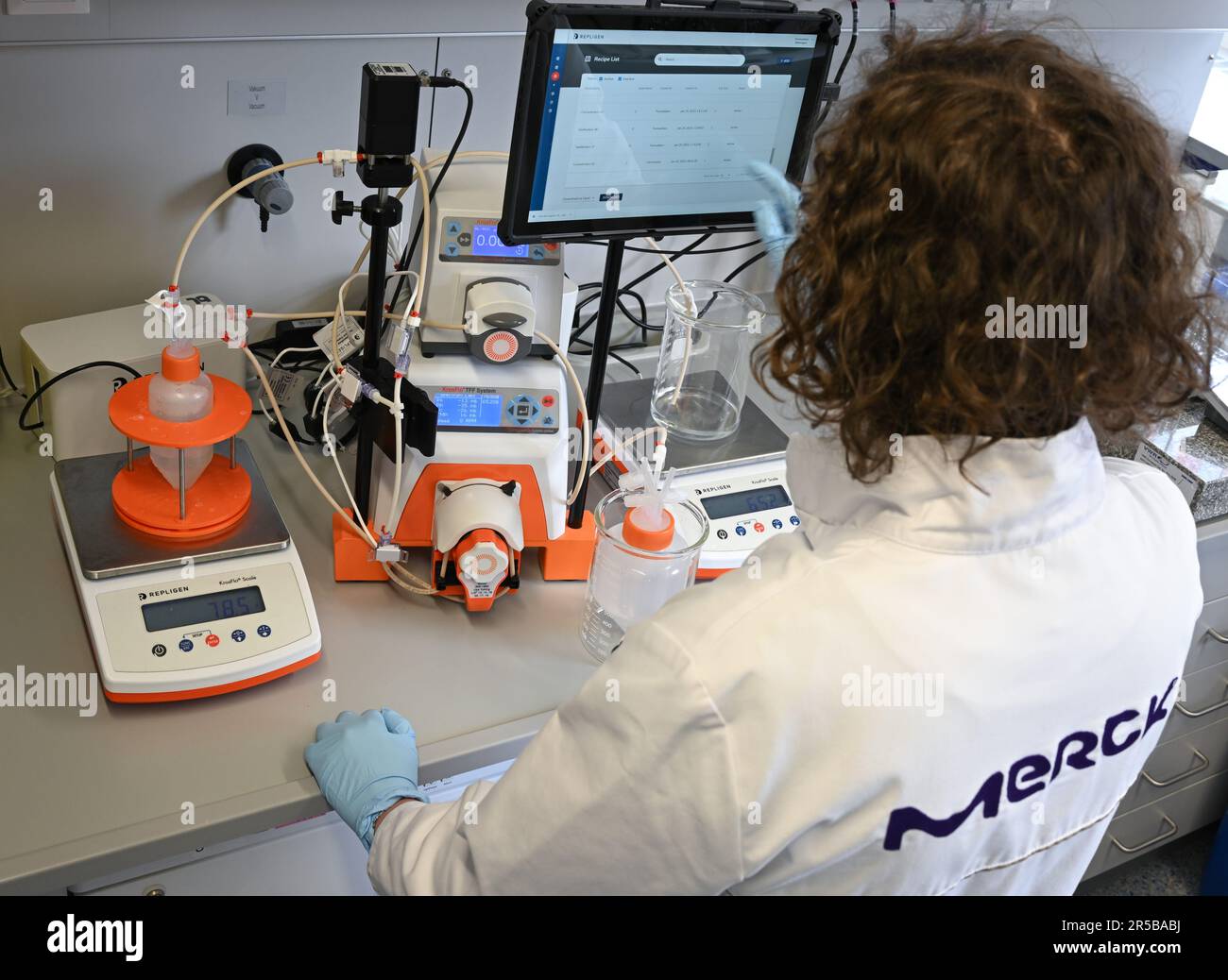 PRODUZIONE - 23 maggio 2023, Hesse, Darmstadt: Tecnico di laboratorio Katharina Kaufmann purifica le nanoparticelle lipidiche utilizzando la filtrazione a flusso tangenziale in un laboratorio del gruppo farmaceutico e tecnologico Merck KGaA, con sede a Darmstadt. Il Early Formulation Screening Service nel settore delle scienze biologiche di Merck fornisce ai produttori di vaccini e prodotti terapeutici nanoparticelle lipidiche personalizzate per applicazioni efficaci di mRNA. Foto: Arne Dedert/dpa Foto Stock