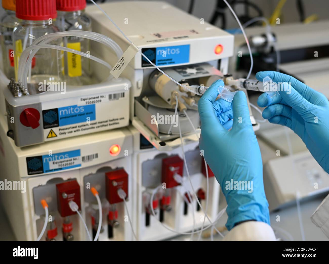 PRODUZIONE - 23 maggio 2023, Hesse, Darmstadt: Lo studente di dottorato Jenny Bui inietta una soluzione lipidica e RNA per la produzione di nanoparticelle lipidiche in un laboratorio del gruppo farmaceutico e tecnologico Merck KGaA, con sede a Darmstadt. Il Early Formulation Screening Service nel settore delle scienze biologiche di Merck fornisce ai produttori di vaccini e prodotti terapeutici nanoparticelle lipidiche personalizzate per applicazioni efficaci di mRNA. Foto: Arne Dedert/dpa Foto Stock