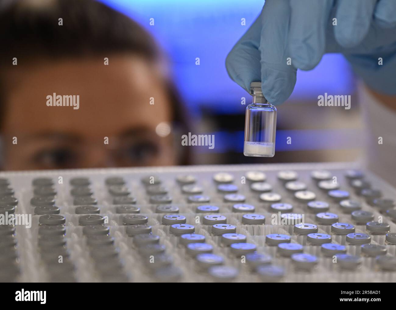 PRODUZIONE - 23 maggio 2023, Hesse, Darmstadt: Tecnico di laboratorio di biologia Julia Volk esamina un campione liofilizzato in un laboratorio presso Merck KGaA, il gruppo farmaceutico e tecnologico di Darmstadt. Il Early Formulation Screening Service nel settore delle scienze biologiche di Merck fornisce ai produttori di vaccini e prodotti terapeutici nanoparticelle lipidiche personalizzate per applicazioni efficaci di mRNA. Foto: Arne Dedert/dpa Foto Stock