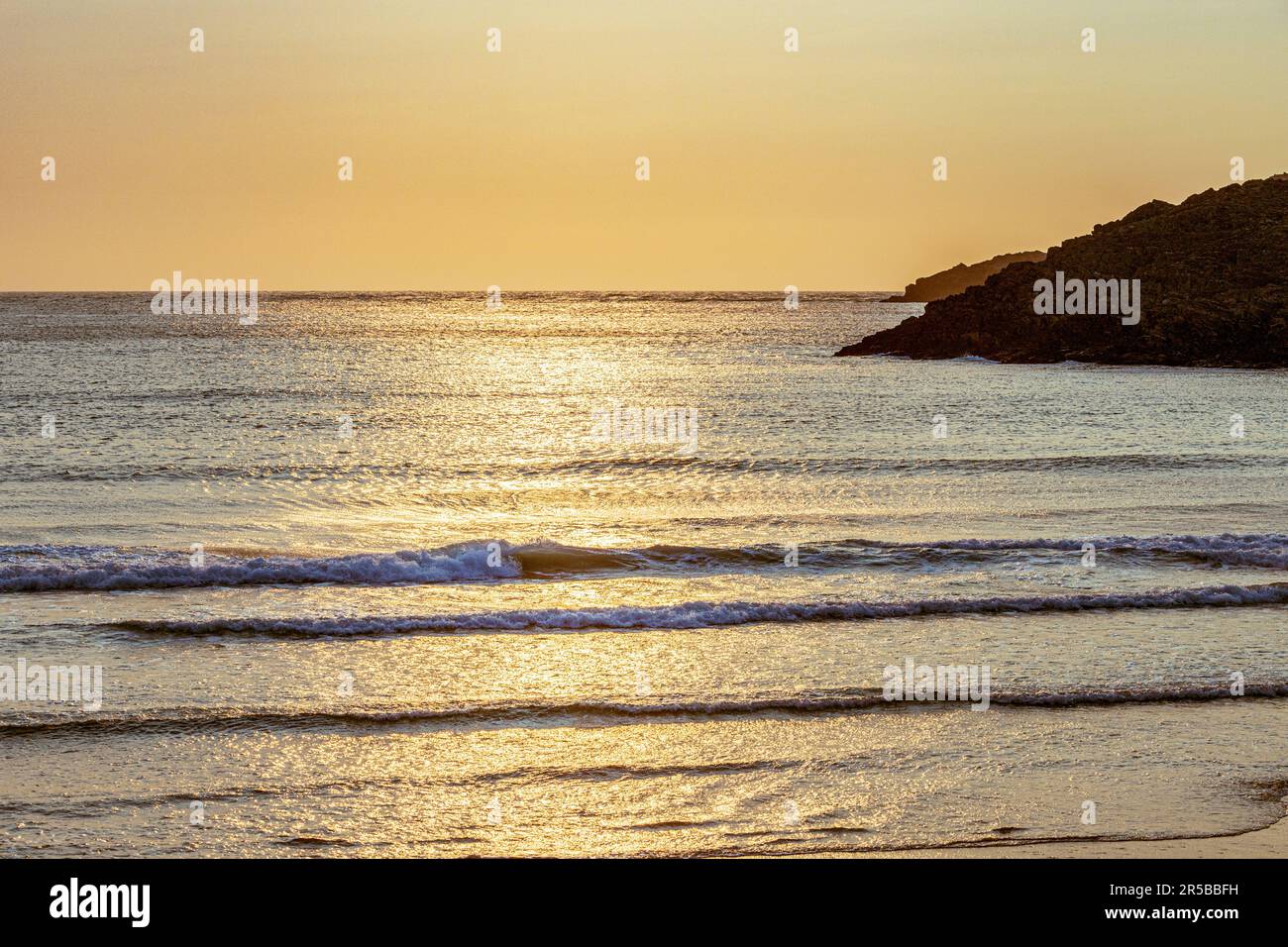 Il sole tramonta sul mare a Whitesands Bay, una spiaggia Bandiera Blu sulla penisola di St David nel Pembrokeshire Coast National Park, Galles UK Foto Stock