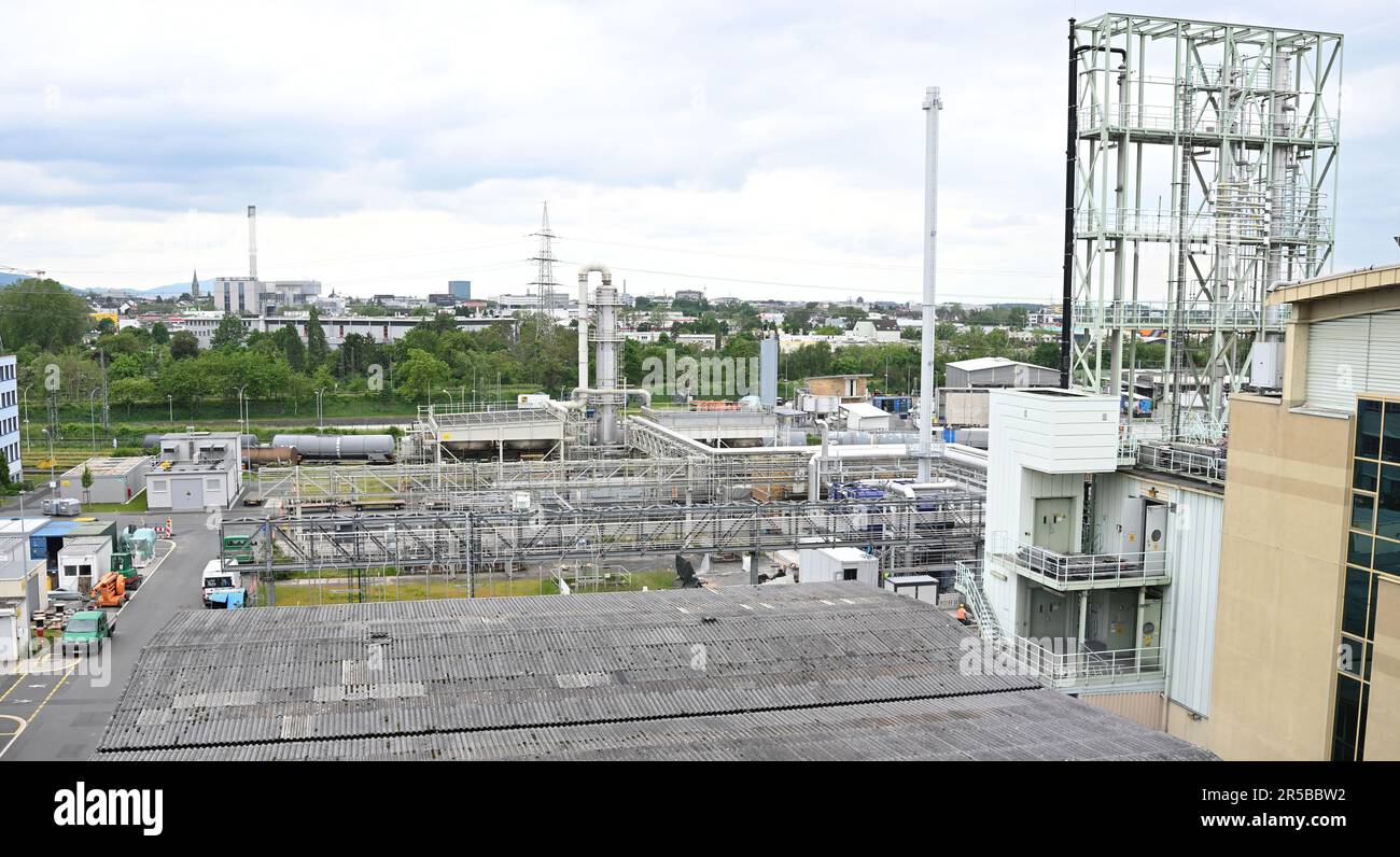 PRODUZIONE - 23 maggio 2023, Hesse, Darmstadt: Un impianto di produzione è visibile attraverso la finestra di un laboratorio del gruppo farmaceutico e tecnologico Merck KGaA, con sede a Darmstadt. Il laboratorio di controllo qualità per solventi ad alta purezza nel settore Life Science di Merck verifica la qualità dei solventi da utilizzare nei laboratori di ricerca o nell'industria farmaceutica. Foto: Arne Dedert/dpa Foto Stock