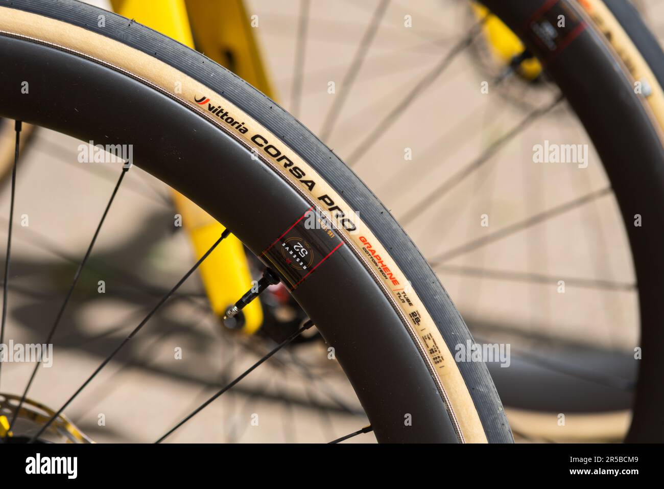 Team Jumbo Visma Cervelo Racing bike wheel & stire al Classique UCI Women's WorldTour Road race Stage 3 2023 Ford RideLondon. vittoria corsa pro Foto Stock