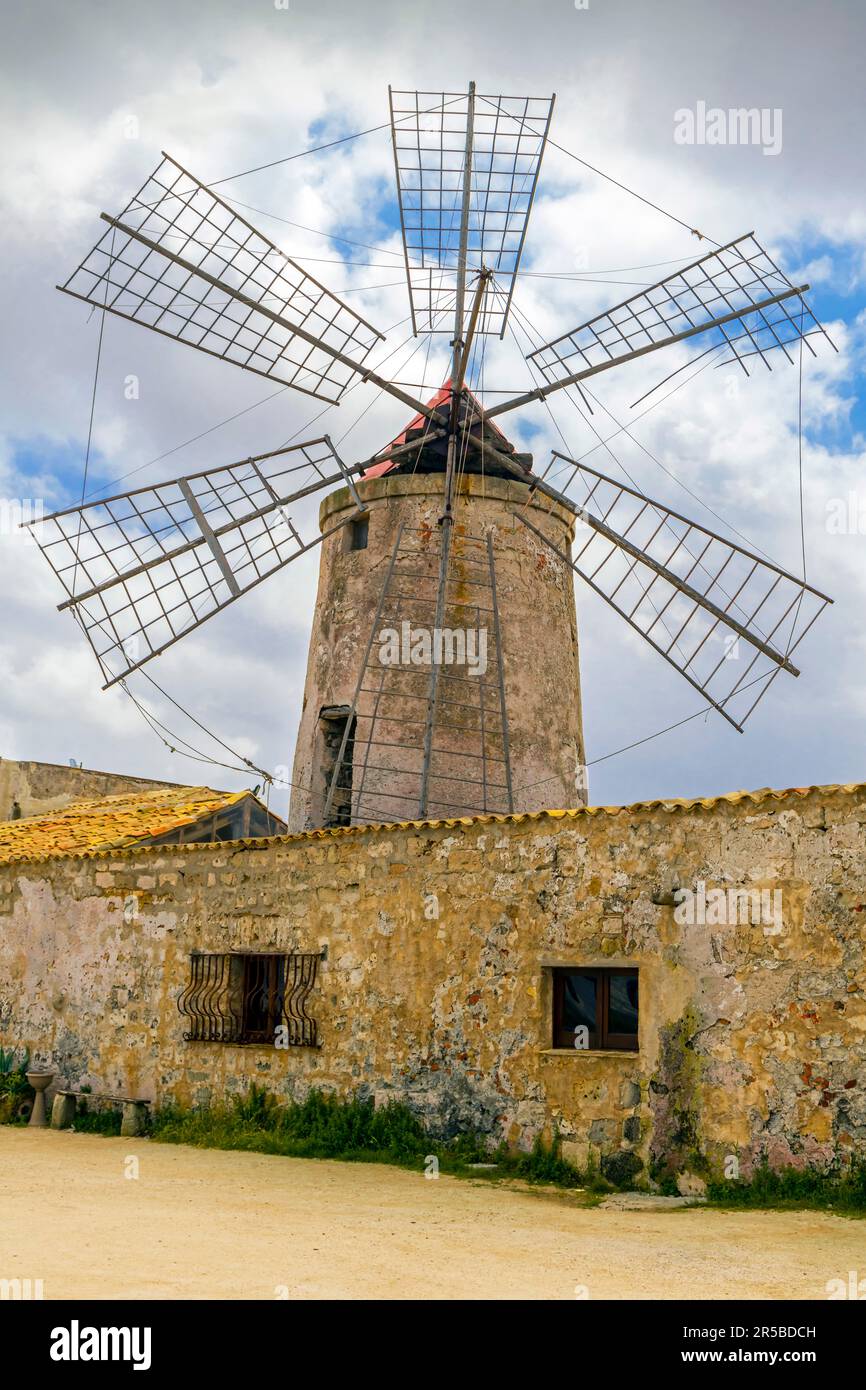Saline di Trapani e Paceco Saline di Trapani e Paceco è una riserva naturale italiana situata in provincia di Trapani tra i comuni di Trapani Foto Stock Saline di Trapani e Paceco Saline di Trapani e Paceco è una riserva naturale italiana situata in provincia di Trapani tra i comuni di Trapani Foto Stock