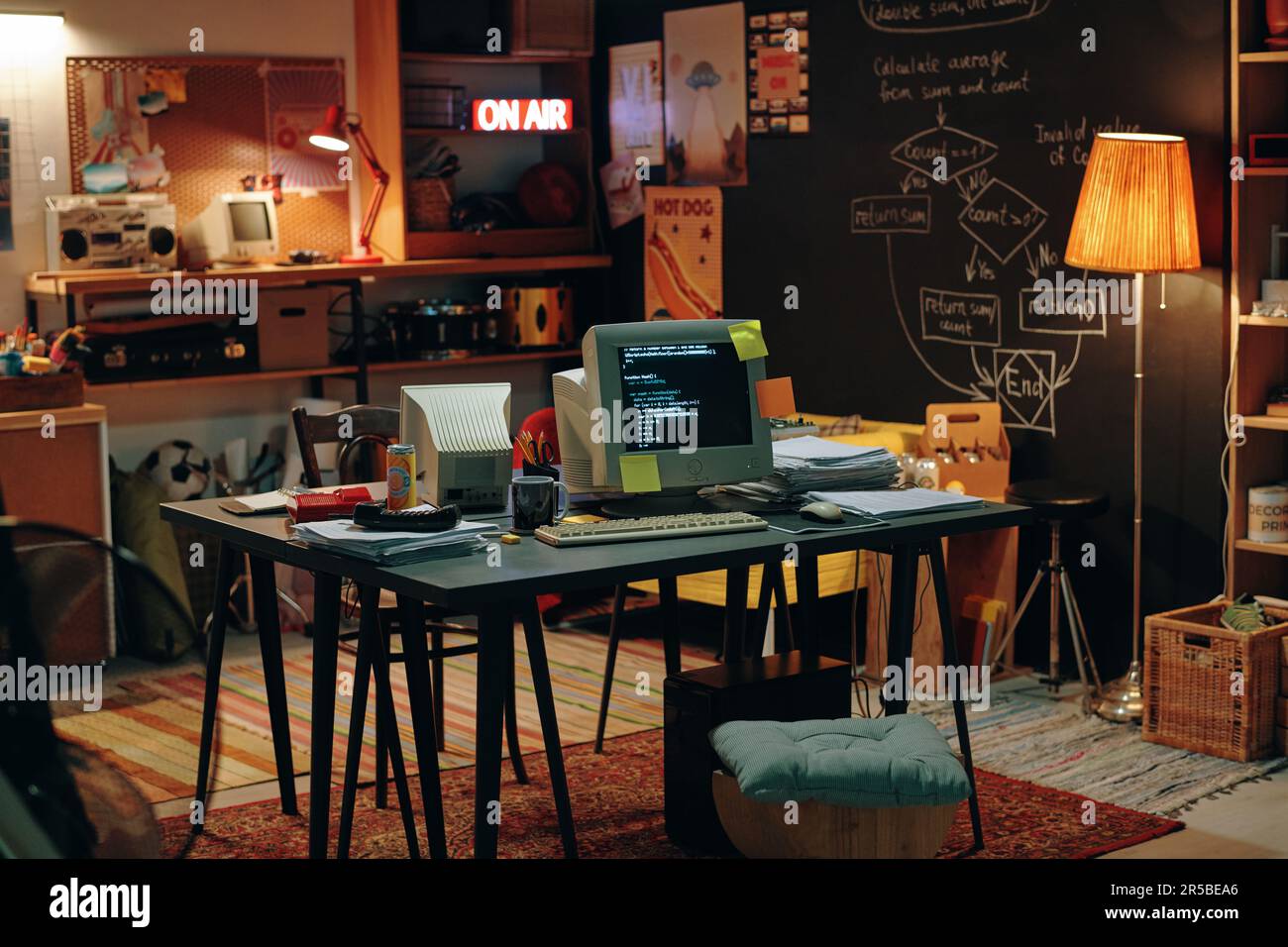 Immagine orizzontale di garage vecchio stile con computer per il lavoro Foto Stock