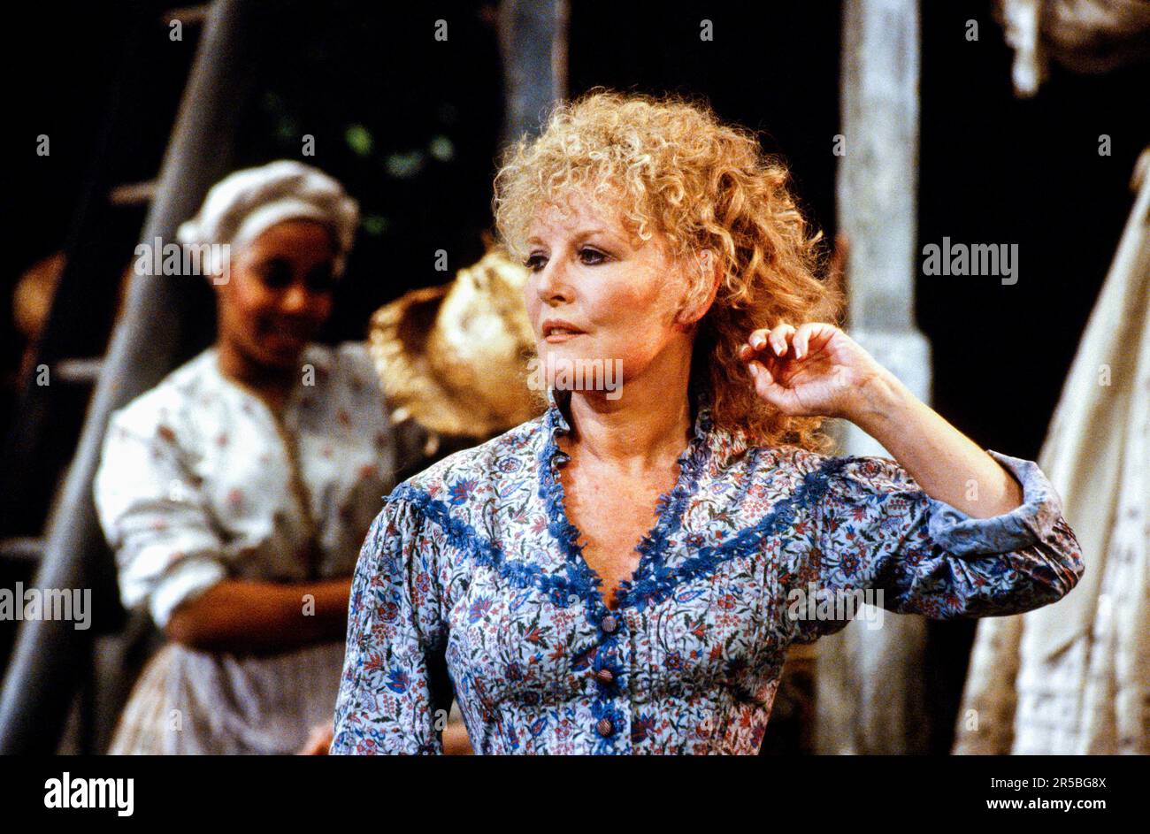 Petula Clark (Abigail) in QUALCUNO COME TE allo Strand Theatre, Londra WC2 22/03/1990 music: Petula Clark lyrics: Dee Shipman book: Robin Midgley & Fay Weldon design: Tim Goodchild lighting: Robert Bryan musical staging: Denni Sayers regista: Robin Midgley Foto Stock