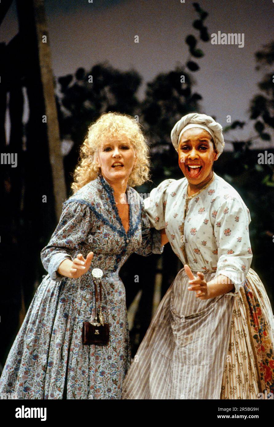 l-r: Petula Clark (Abigail), Joanne Campbell (Serena) in QUALCUNO COME TE allo Strand Theatre, Londra WC2 22/03/1990 music: Petula Clark lyrics: Dee Shipman book: Robin Midgley & Fay Weldon design: Tim Goodchild lighting: Robert Bryan musical staging: Denni Sayers regista: Robin Midgley Foto Stock