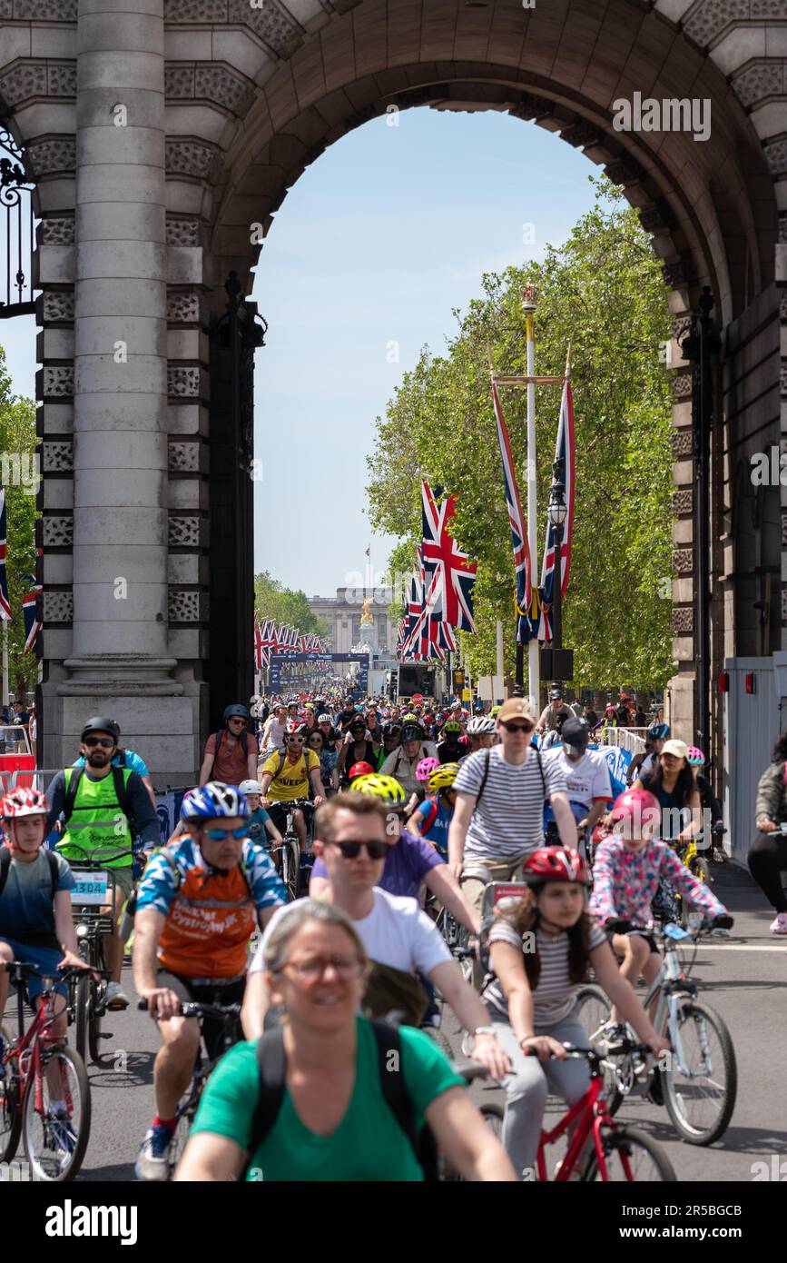 I motociclisti passano sotto l'Admiralty Arch on the Mall durante l'evento di ciclismo Ford RideLondon FreeCycle del 2023 a Londra, Regno Unito Foto Stock