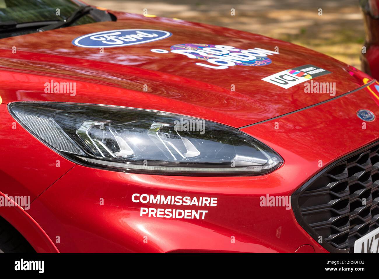 Commissaire Presidente auto per la gara di auto Classique UCI Women's WorldTour Stage 3 del 2023 Ford RideLondon in bicicletta evento a Londra, Regno Unito. Veicolo Ford Foto Stock