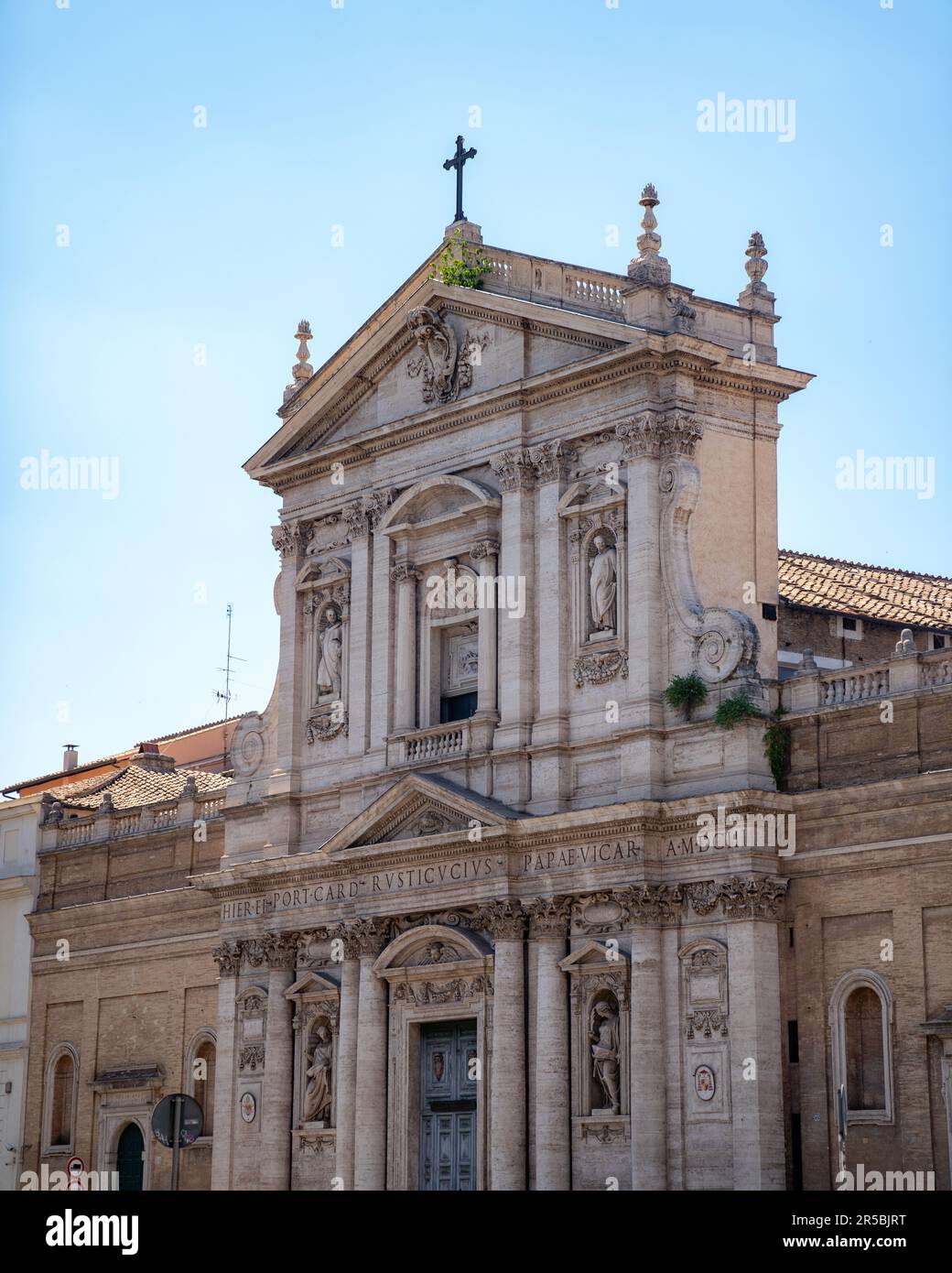 Uno scatto verticale della Chiesa di Santa Susanna alle Terme di Diocleziano a Roma Foto Stock