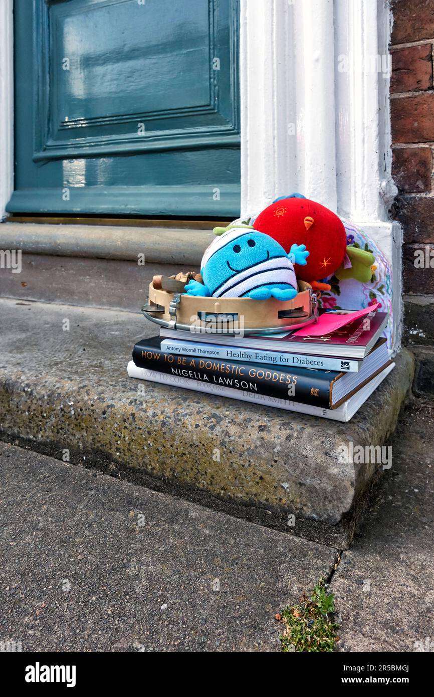 Gli articoli lasciati fuori sulla porta di casa gratuitamente per la raccolta da chiunque desideri o ha bisogno degli articoli. Inghilterra Regno Unito Foto Stock
