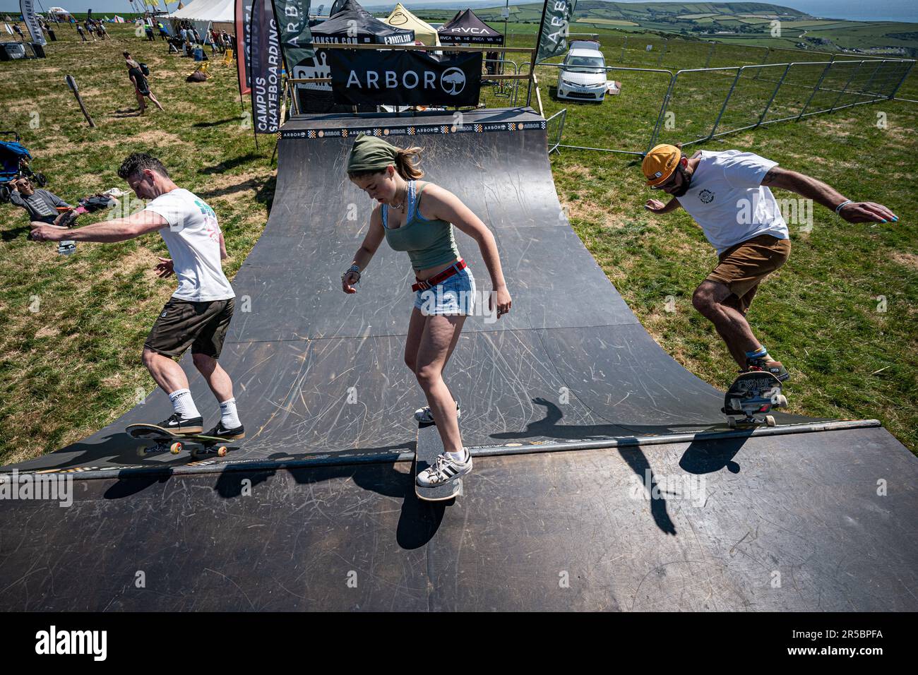 Gli skater utilizzano la mini rampa al Wavelength Spring Classic Festival a Woolacombe Bay nel Devon. Data immagine: Venerdì 2 giugno 2023. Foto Stock