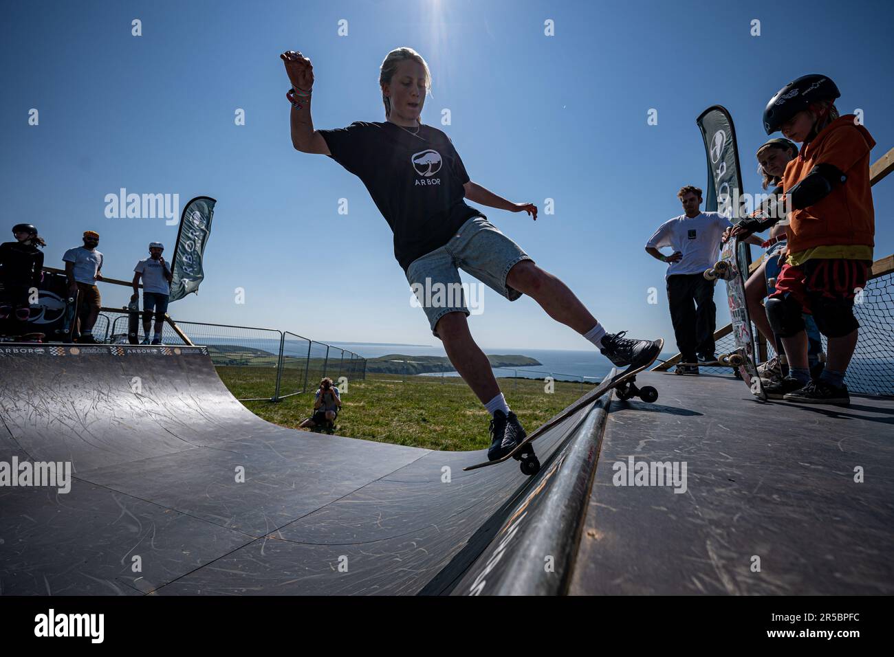 Gli skater utilizzano la mini rampa al Wavelength Spring Classic Festival a Woolacombe Bay nel Devon. Data immagine: Venerdì 2 giugno 2023. Foto Stock