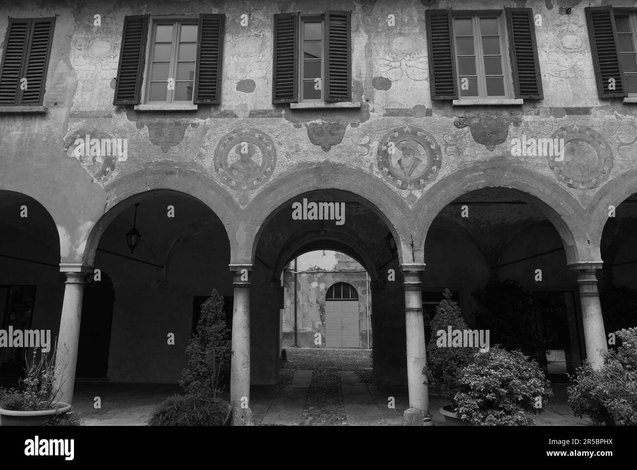 Il Broletto, cortile quattrocentesco a Varese, Lombardia, Italia Foto Stock