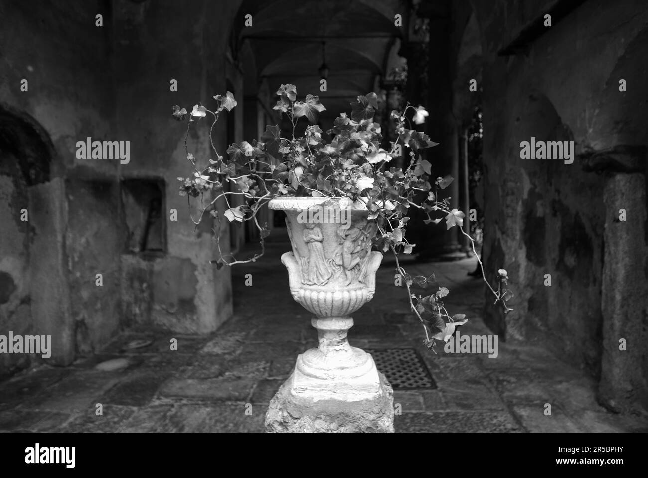 Il Broletto, cortile quattrocentesco a Varese, Lombardia, Italia Foto Stock