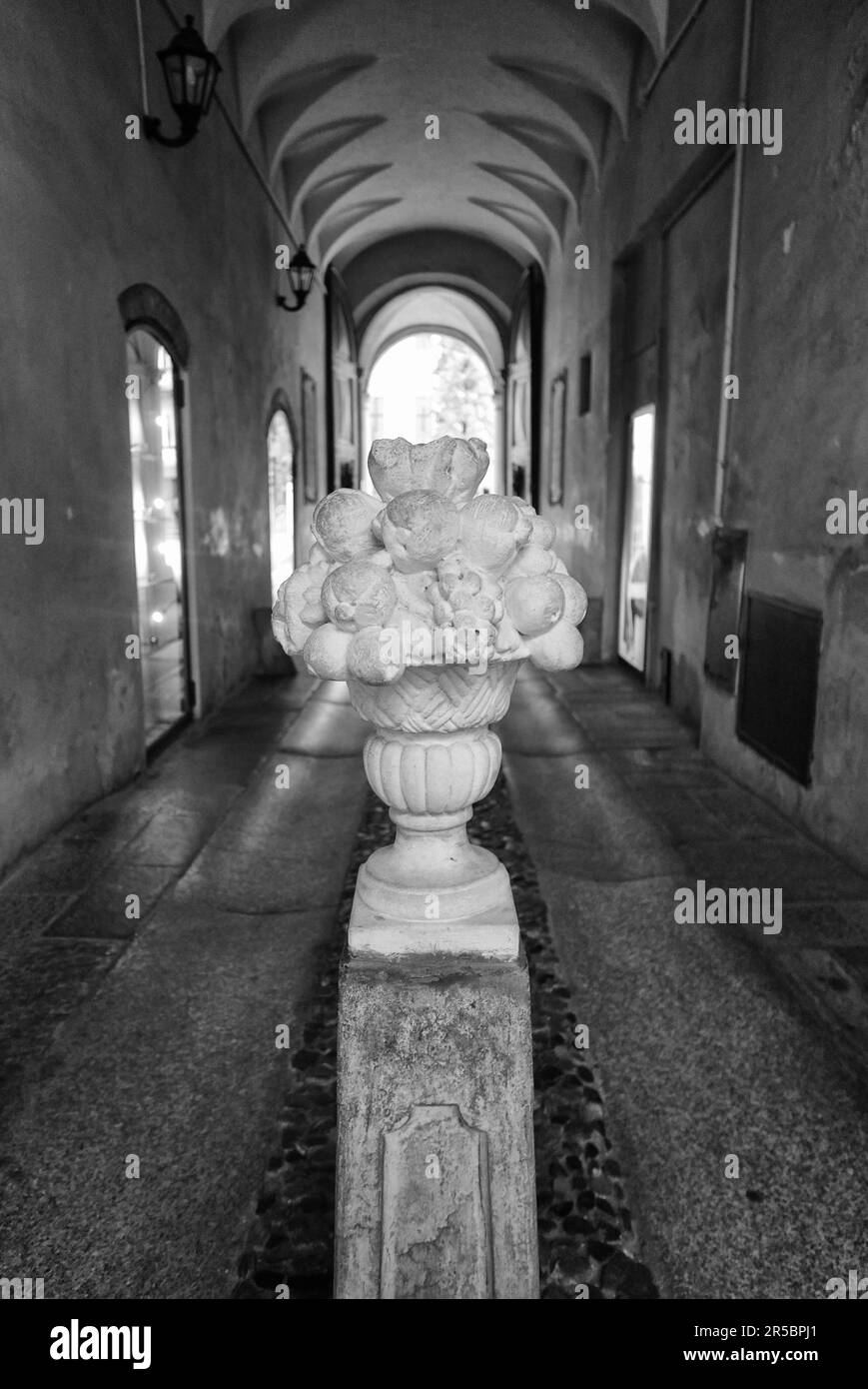 Il Broletto, cortile quattrocentesco a Varese, Lombardia, Italia Foto Stock