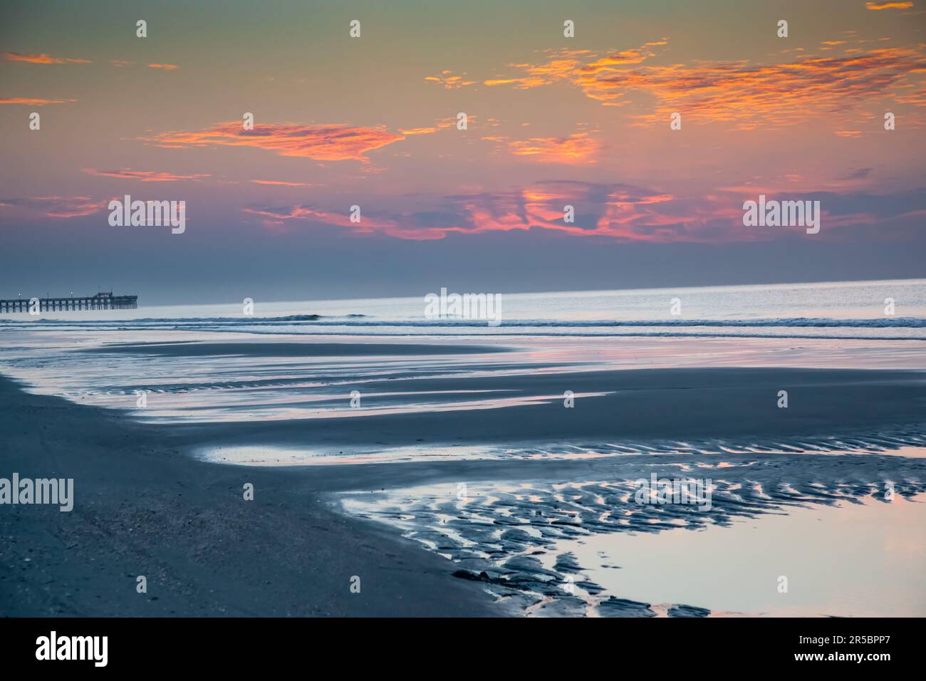 Una vista panoramica delle lancanti piscine di marea a Myrtle Beach, SC, presso l'Apache Pier subito prima dell'alba Foto Stock