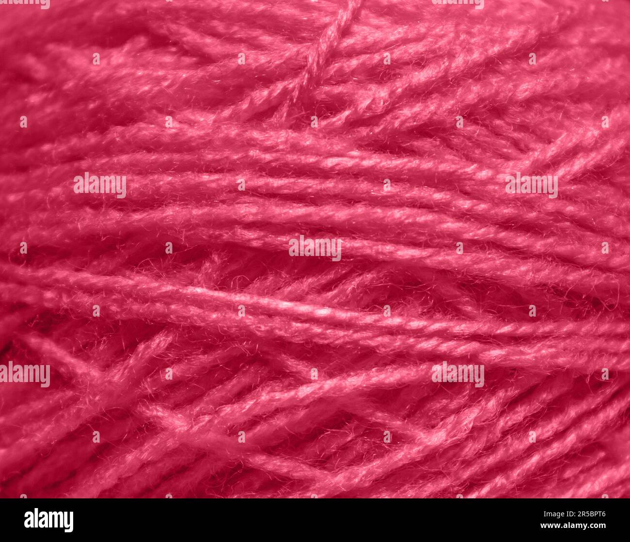 Sfondo primo piano con trama del filo Viva Magenta. Dimostrazione dei colori di 2023 - Viva Magenta. Foto Stock