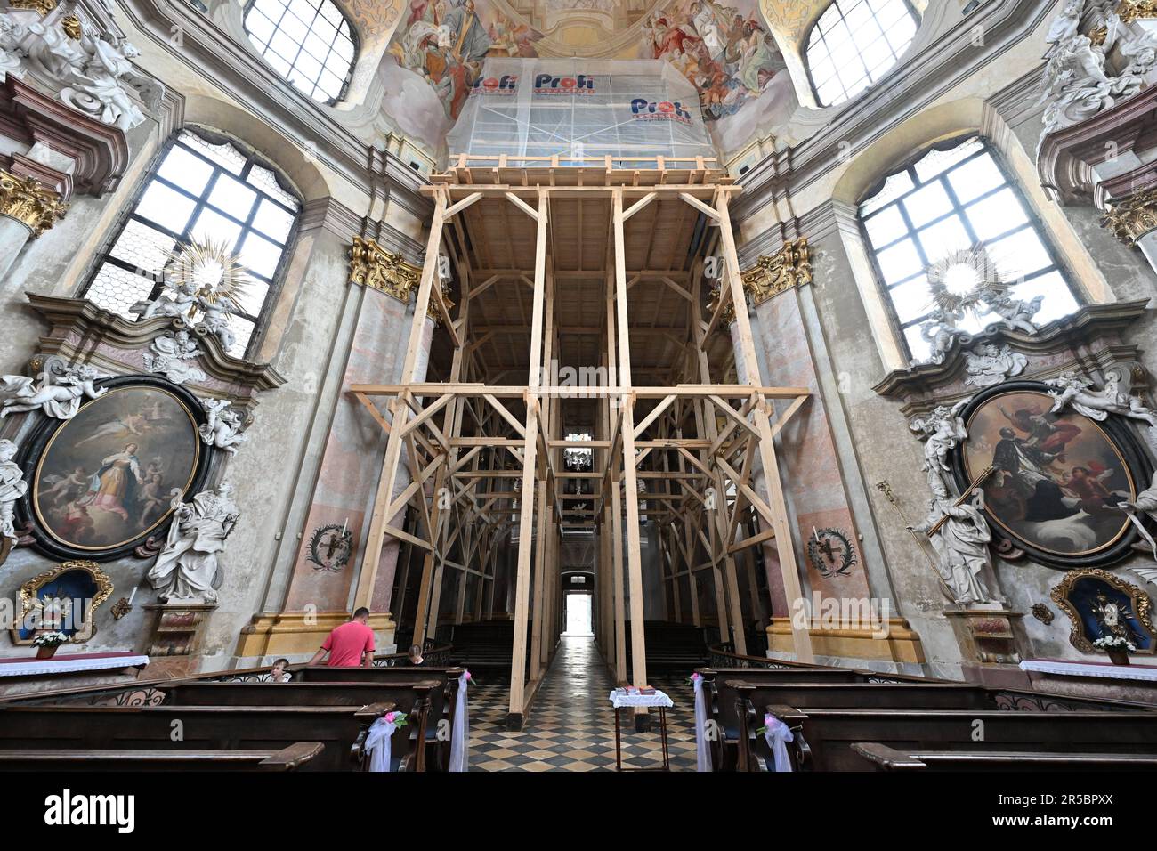 Rajhrad, Repubblica Ceca. 02nd giugno, 2023. Notte delle Chiese 2023 nel Monastero Benedettino con Chiesa abbaziale di San Pietro e Paolo progettata dall'architetto Jan Blazej Santini Aichel (Giovanni Santini) a Rajhrad, Repubblica Ceca, 2 giugno 2023. Credit: Vaclav Salek/CTK Photo/Alamy Live News Foto Stock