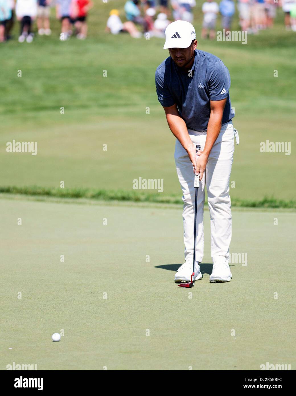 Dublino, Ohio, Stati Uniti. 2nd giugno, 2023. Xander Schauffele (USA) si prepara a putt sul green 18th nel secondo round del Torneo commemorativo di Dublino, Ohio. Brent Clark/Cal Sport Media/Alamy Live News Foto Stock