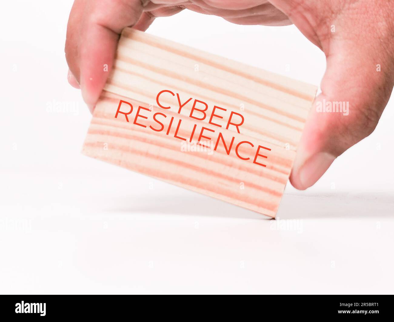 Un concetto di cyber tecnologia scritto su blocchi di legno su sfondo bianco. Resilienza informatica. Foto Stock
