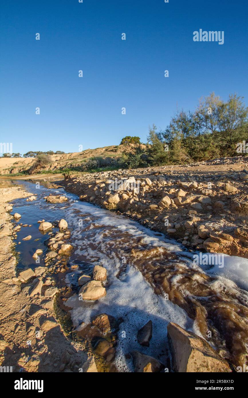 Acqua trattata che alimenta un fiume artificiale a Taourirt, Marocco Foto Stock