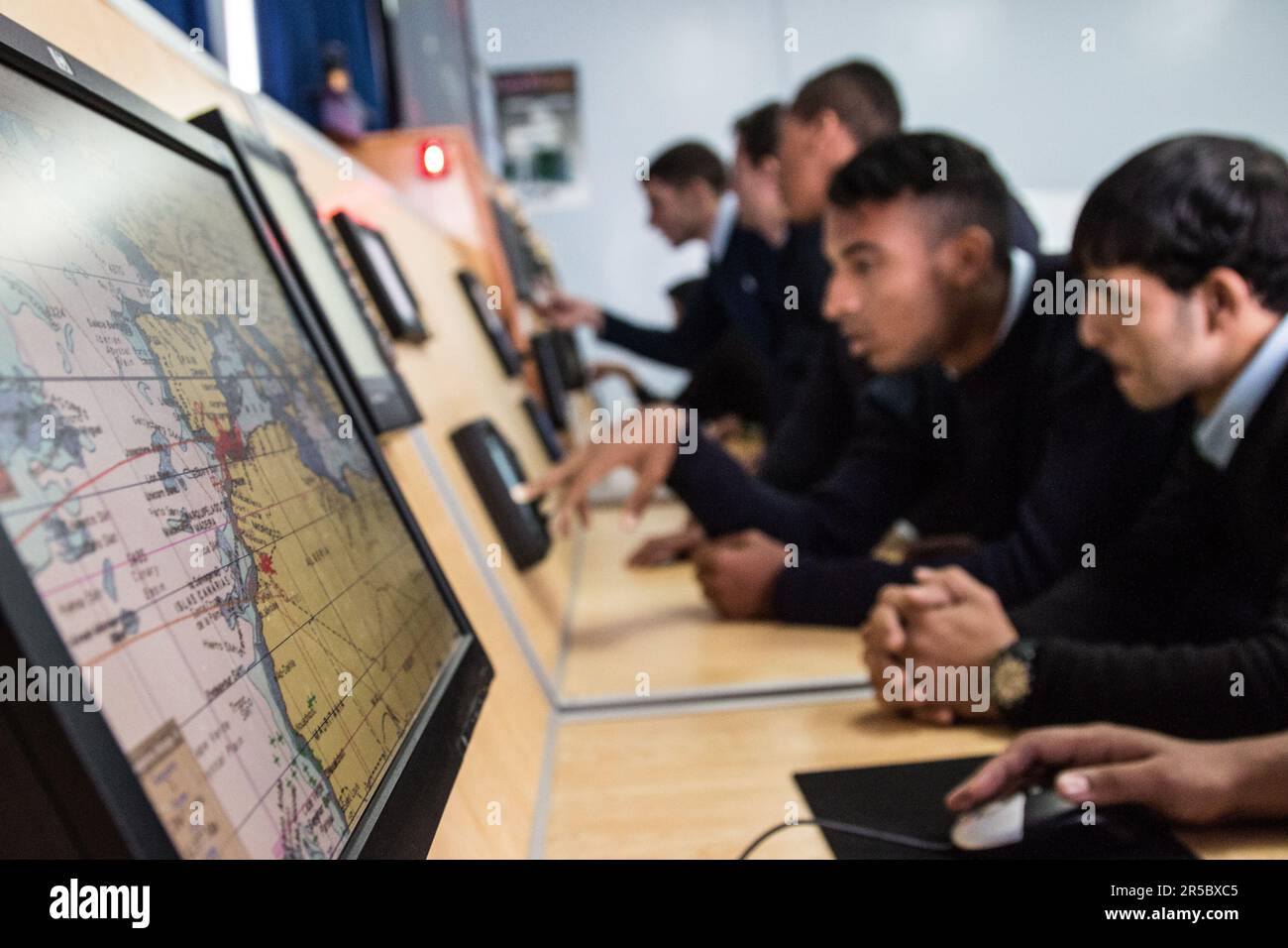 Navigare nei mari: Gli studenti imparano la navigazione marittima all'Istituto al Hoceima Foto Stock