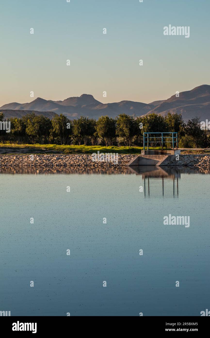 Bacino dell'impianto di trattamento delle acque reflue di Taourirt City in Marocco Foto Stock