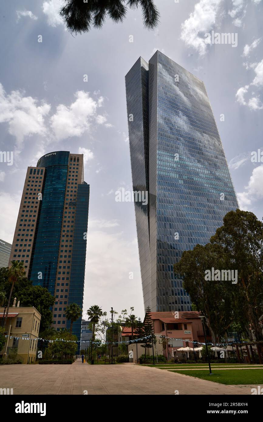 Azrieli Sarona torre vicino al complesso governativo a Tel-Aviv, Israele Foto Stock