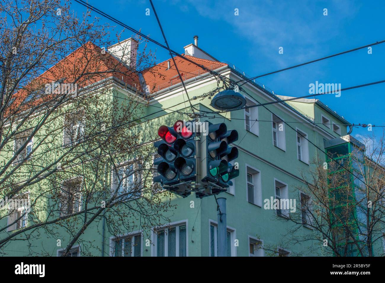 vienna, austria. 4 aprile 2023. semaforo in città, architettura sfondo Foto Stock
