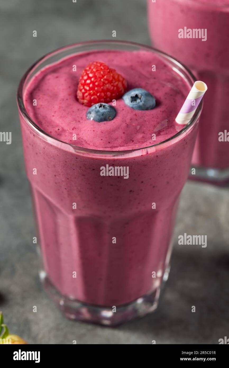 Sana colazione Berry frullato con latte di fragola e yogurt Foto Stock