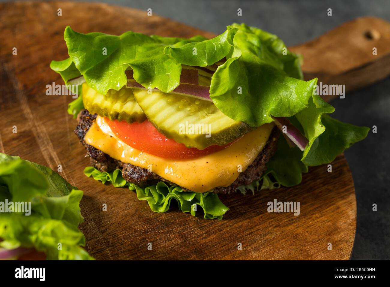 Paleo senza glutine Bunce Cheeseburger con lattuga e pomodoro Foto Stock