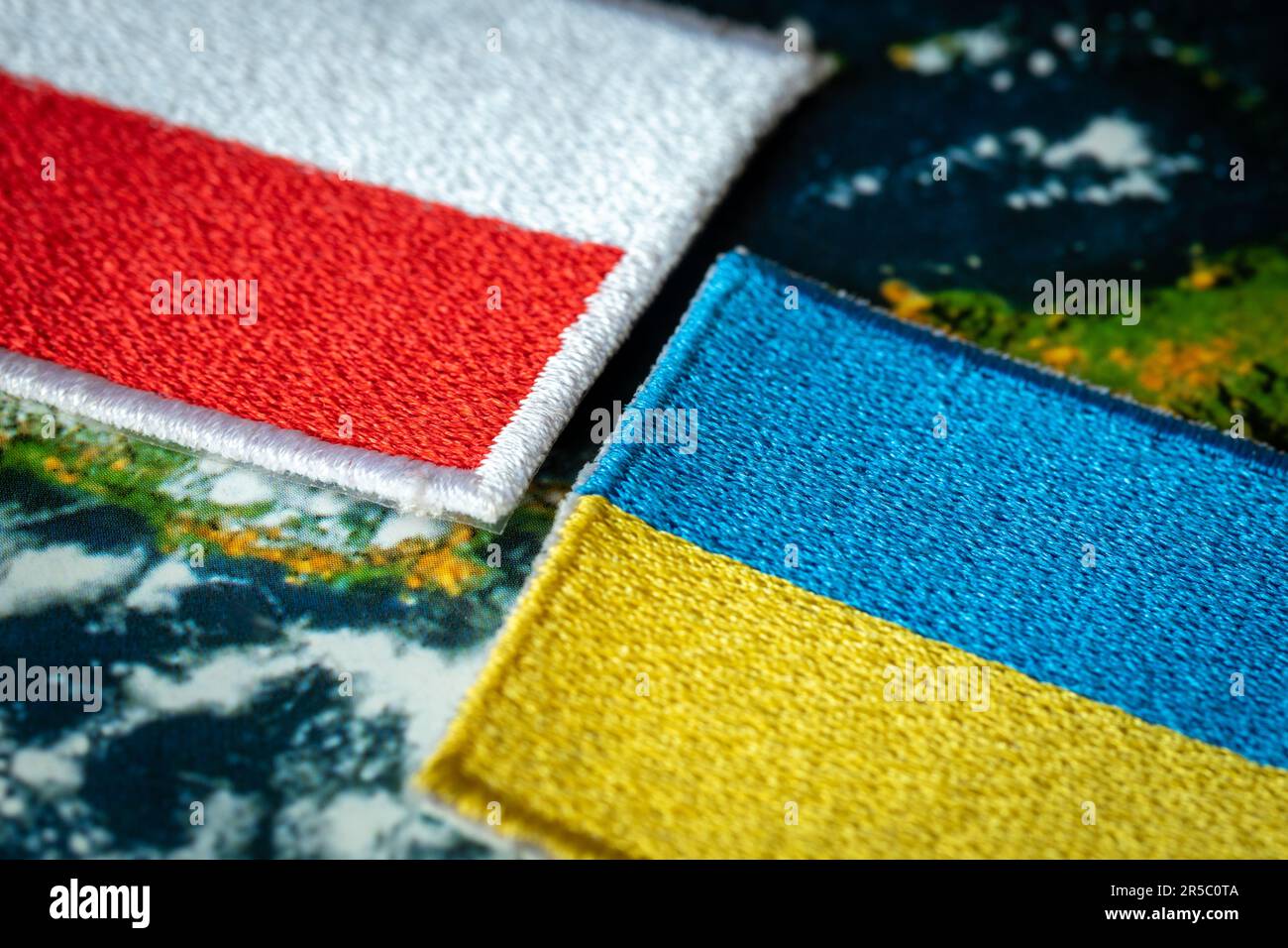 Bandiere di Polonia e Ucraina, concetto, relazioni diplomatiche ed economiche tra paesi, relazioni reciproche tra paesi vicini Foto Stock