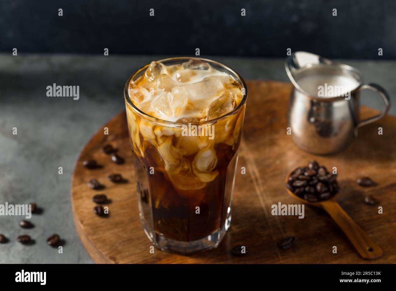 Caffè fresco fatto in casa con latte OAT Foto Stock