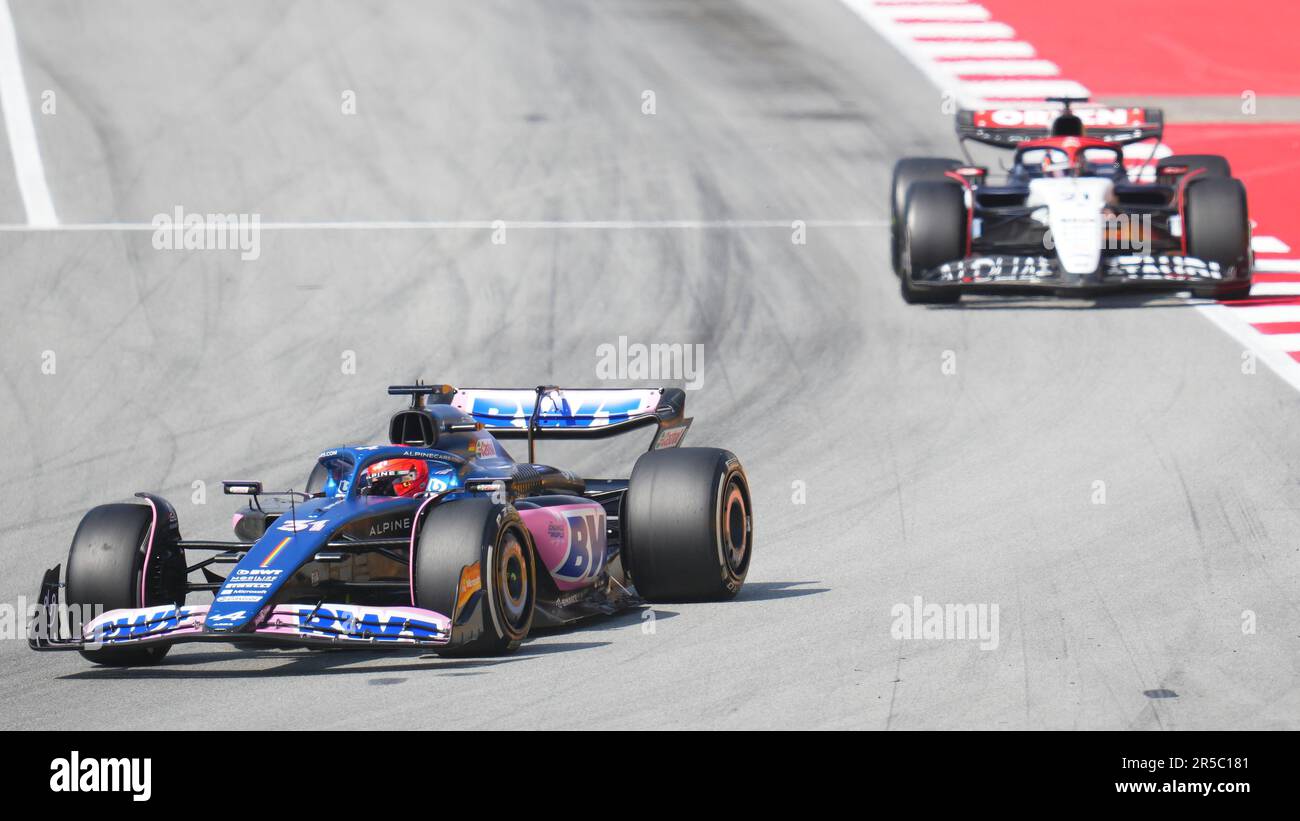 Barcellona, Spagna. 02nd giugno, 2023. Esteban OCON (Francia), BWT Alpine F1 team A523 Renault e Nick de Vries (Paesi Bassi), Scuderia AlphaTauri AT04 in pista durante le prove in vista del Gran Premio di Spagna F1 sul circuito di Barcellona-Catalunya il 2 giugno 2023 a Barcellona, Spagna. (Foto di Bagu Blanco/PRESSIN) Credit: PRESSINPHOTO AGENZIA SPORTIVA/Alamy Live News Foto Stock