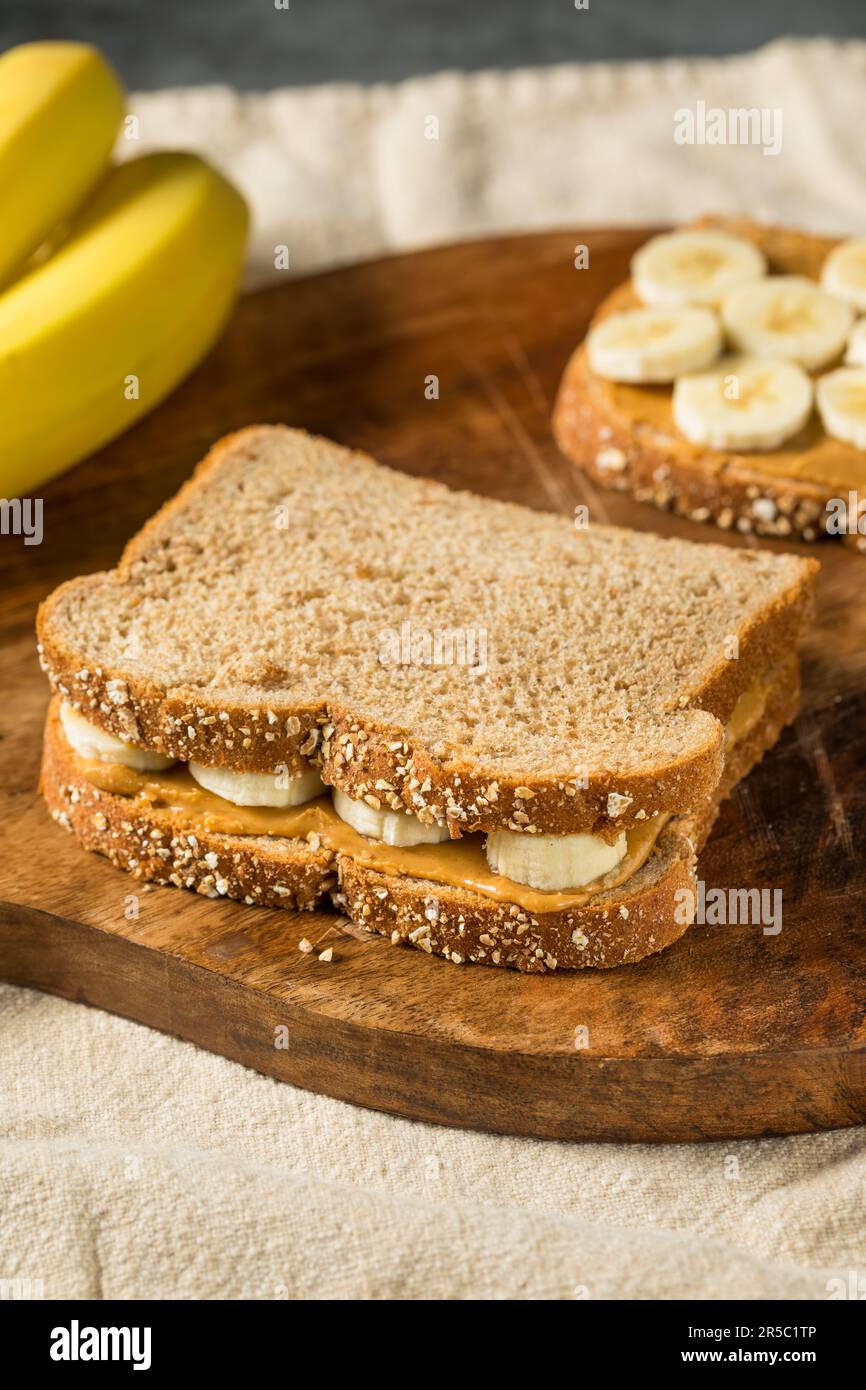 Panino di banana al burro di arachidi sano fatto in casa su pane di grano Foto Stock