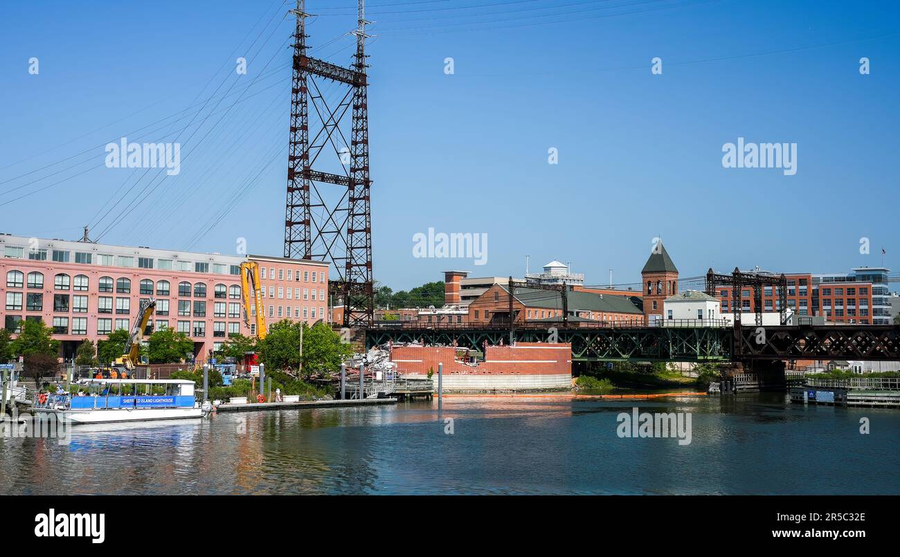 NORWALK, CT, USA - 2 GIUGNO 2023: Edificio del cinema IMAX che demolisce in North Water Street a South Norwalk Foto Stock