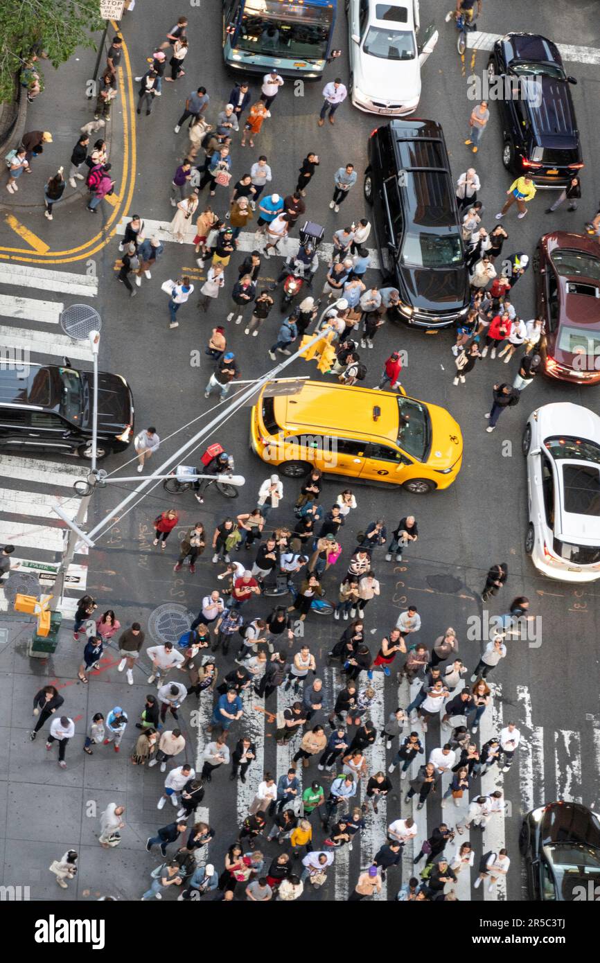 Incrocio tra Park Avenue e E. 34th Street al tramonto durante Manhattanhenge, NYC, USA 2023 Foto Stock