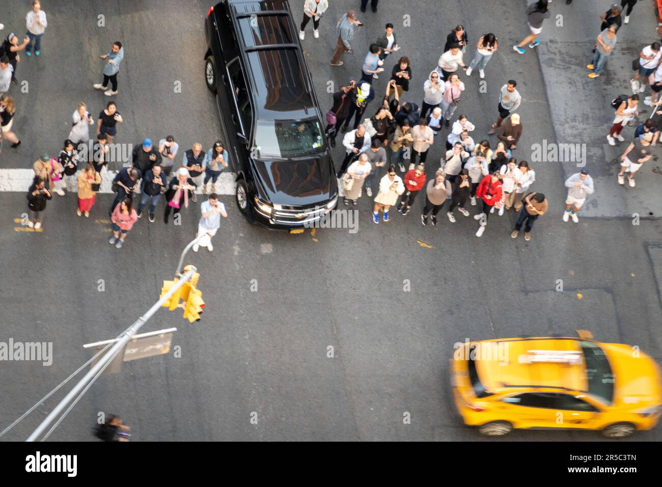 Incrocio tra Park Avenue e E. 34th Street al tramonto durante Manhattanhenge, NYC, USA 2023 Foto Stock