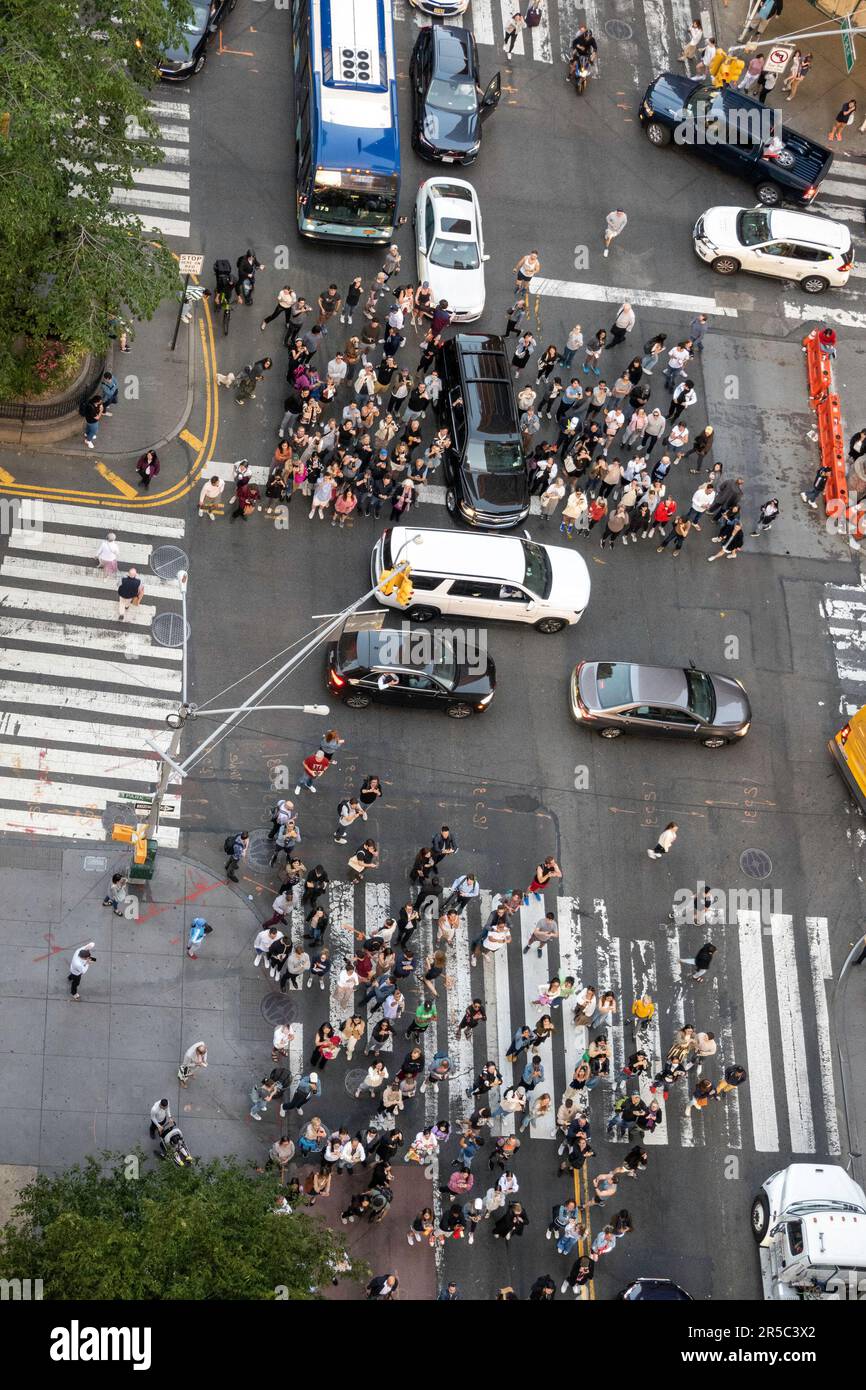 Incrocio tra Park Avenue e E. 34th Street al tramonto durante Manhattanhenge, NYC, USA 2023 Foto Stock