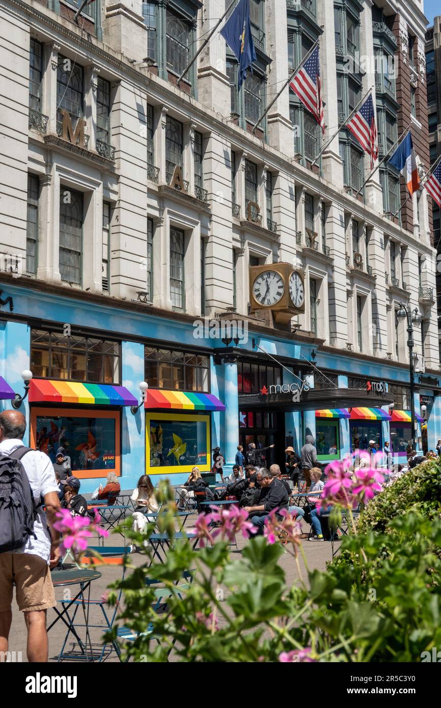 Il negozio principale di Macy a Herald Square celebra il mese dell'orgoglio con le vivaci tende color arcobaleno, 2023, New York City, USA Foto Stock