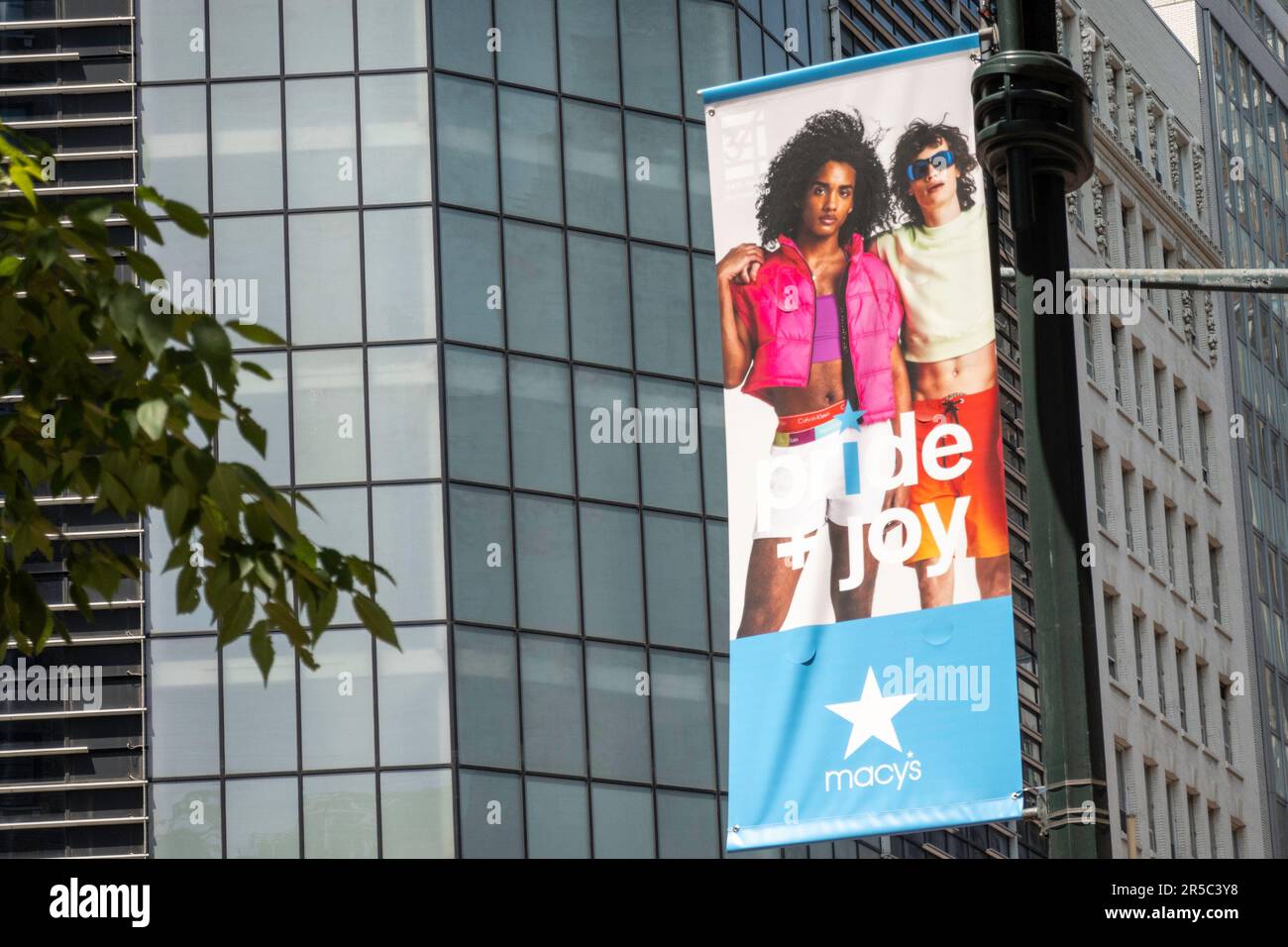 I grandi magazzini Macy's Pride Adverts on W. 34th Street, New York City, USA 2023 Foto Stock