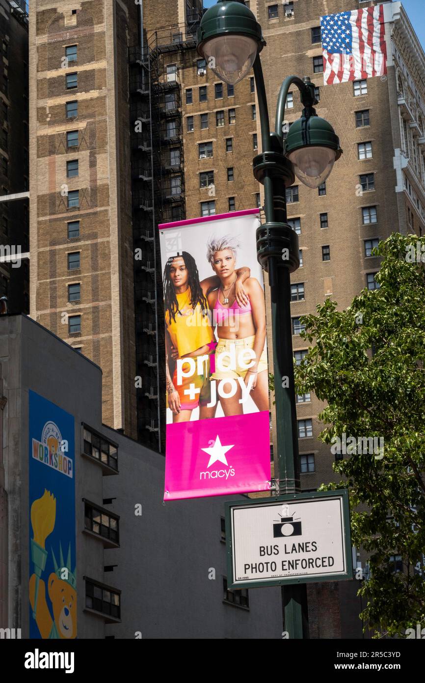 I grandi magazzini Macy's Pride Adverts on W. 34th Street, New York City, USA 2023 Foto Stock