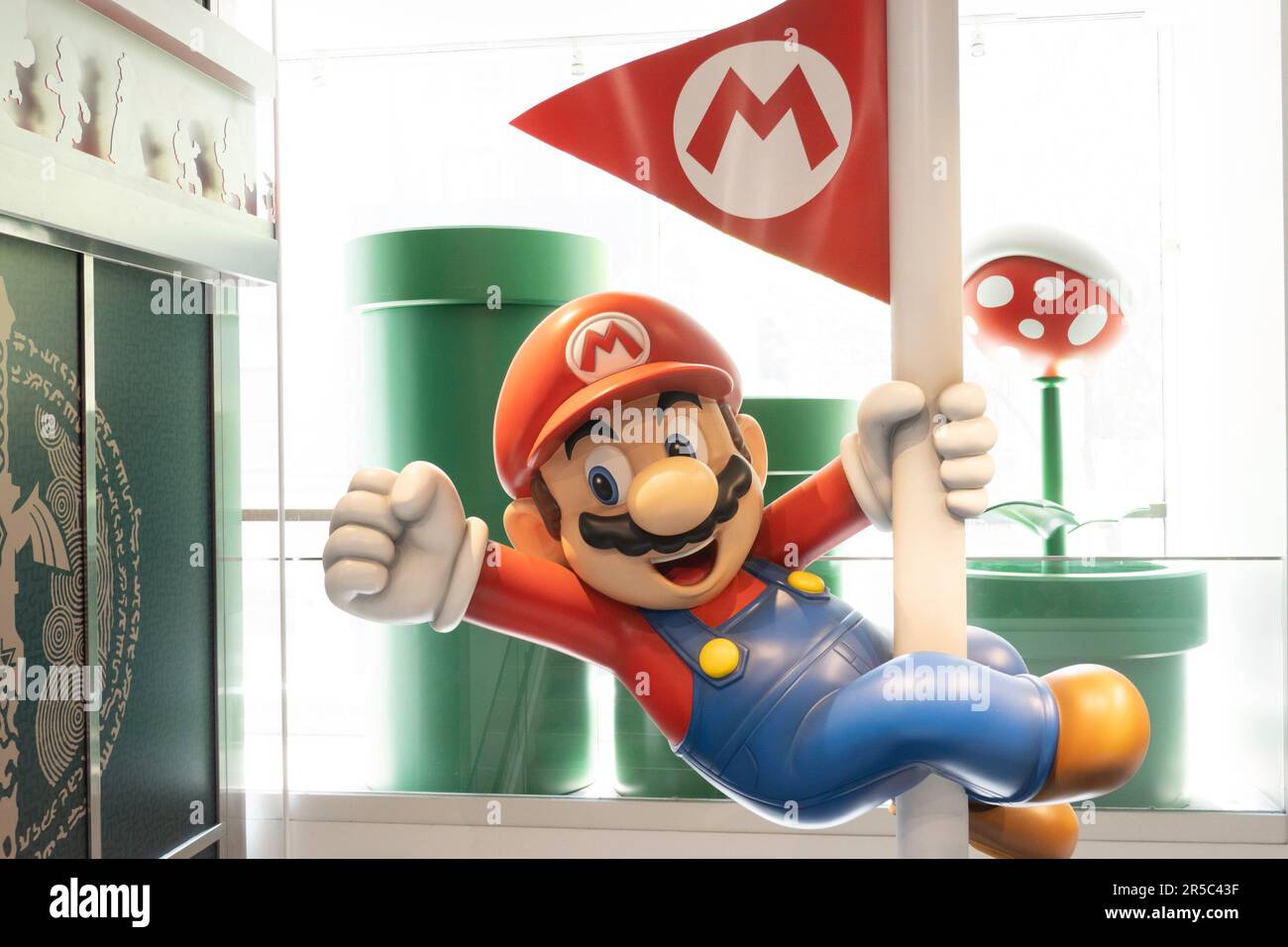 Il Nintendo store si trova al 10 Rockefeller Center di Midtown Manhattan, 2023, New York City, Stati Uniti Foto Stock